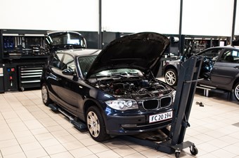 BMW 1 Serie 118D Sprunget Kaede Motorskift Vaerksted Schmiedmann Odense 1 Of 32