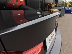 BMW M4 takakontin lipan asennus